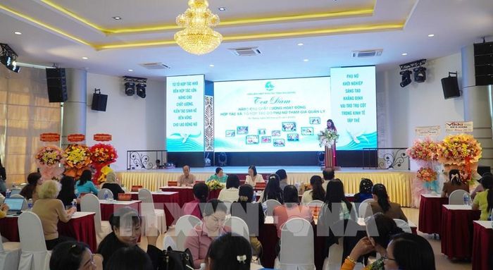 Quang cảnh buổi tọa đàm "Nâng cao chất lượng hoạt động hợp tác xã, tổ hợp tác do phụ nữ tham gia quản lý". Ảnh: Văn Sĩ - TTXVN