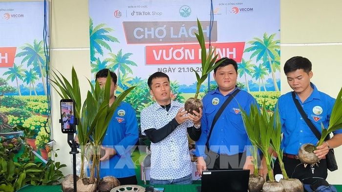 Người dân sản xuất cây giống tham gia livestream tại chương trình. Ảnh: Huỳnh Phúc Hậu - TTXVN