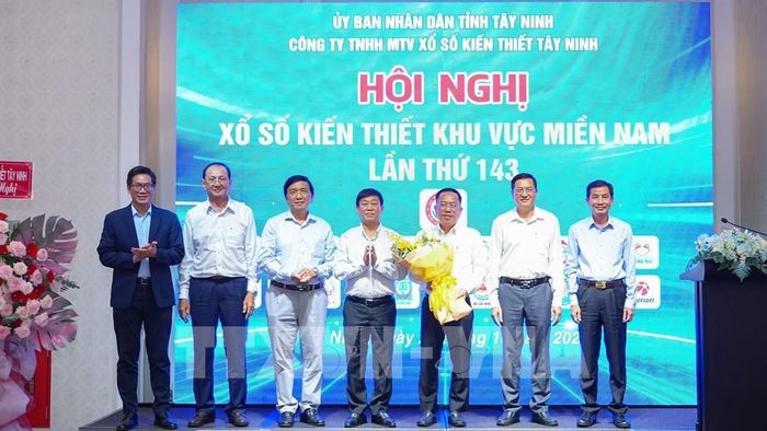 Ban Thường trực Hội đồng Xổ số kiến thiết miền Nam nhiệm kỳ 2026 – 2028 ra mắt hội nghị. Ảnh: Minh Phú – TTXVN