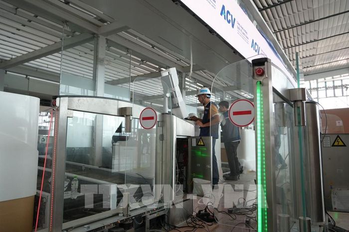 Cửa an ninh tự động tại nhà ga hành khách sân bay Long Thành. Ảnh: Công Phong - TTXVN