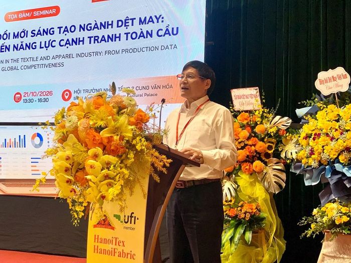 Trương Văn Cẩm, Phó Chủ tịch Hiệp Hội dệt may Việt Nam khai mạc Tọa đàm về với chủ đề "Chuyển đổi số và đổi mới sáng tạo ngành dệt may: Từ dữ liệu sản xuất đến năng lực cạnh tranh toàn cầu". Ảnh: Hằng Trần/BNEWS/TTXVN