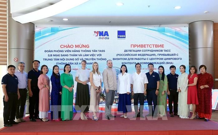 Đoàn phóng viên Hãng Thông tấn TASS (Liên Bang Nga) chụp ảnh chung cùng cán bộ, phóng viên Trung tâm Nội dung số và Truyền thông. Ảnh: Tuấn Anh - TTXVN