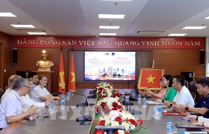 Đoàn phóng viên Hãng Thông tấn TASS (Liên Bang Nga) trao đổi nghiệp vụ với lãnh đạo Trung tâm Nội dung số và Truyền thông. Ảnh: Tuấn Anh - TTXVN 