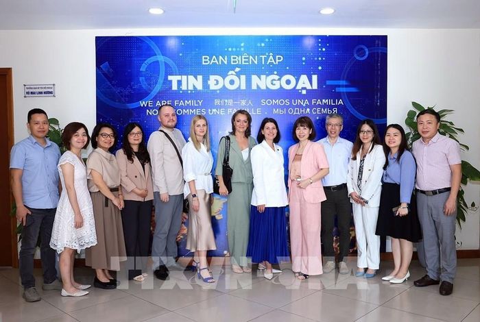 Đoàn phóng viên Hãng Thông tấn TASS (Liên Bang Nga) chụp ảnh chung cùng cán bộ, phóng viên Ban Biên tập tin Đối ngoại. Ảnh: Tuấn Anh - TTXVN