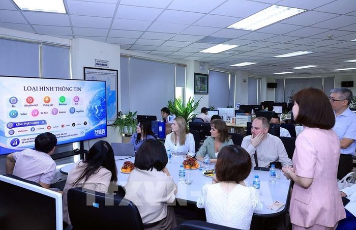 Đoàn phóng viên Hãng Thông tấn TASS (Liên Bang Nga) thăm và làm việc tại Ban Biên tập tin Đối ngoại. Ảnh: Tuấn Anh - TTXVN