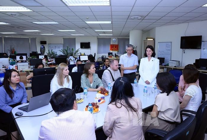 Đoàn phóng viên Hãng Thông tấn TASS (Liên Bang Nga) thăm và làm việc tại Ban Biên tập tin Đối ngoại. Ảnh: Tuấn Anh - TTXVN