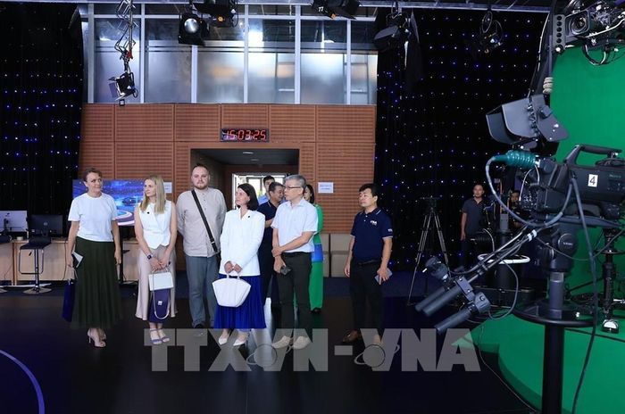 Đoàn phóng viên Hãng Thông tấn TASS (Liên Bang Nga) thăm trường quay của Trung tâm Nội dung số và Truyền thông. Ảnh: Tuấn Anh - TTXVN
