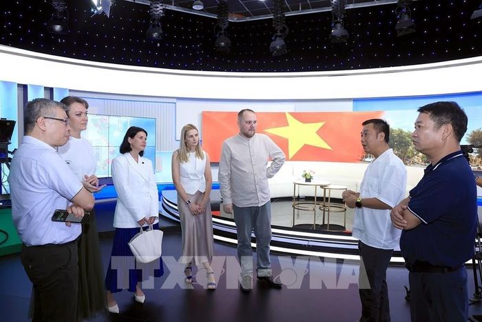Đoàn phóng viên Hãng Thông tấn TASS (Liên Bang Nga) trao đổi nghiệp vụ với lãnh đạo Trung tâm Nội dung số và Truyền thông. Ảnh: Tuấn Anh - TTXVN