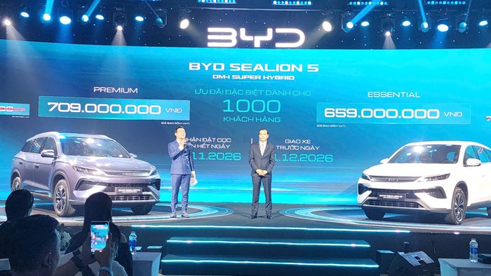 Về giá bán, bản Premium được công bố giá niêm yết là 789 triệu đồng và bản Essential là 739 triệu đồng. Với 1.000 khách hàng đầu tiên đặt cọc trước 30/11/2026 sẽ được giảm giá về mức giá lần lượt là 709 triệu đồng và 659 triệu đồng. BYD sẽ chính thức giao xe trước ngày 31/12 năm nay. Sealion 5 sẽ được hưởng chính sách bảo hành như nhiều mẫu xe BYD khác tại Việt Nam tức 6 năm hoặc 150 nghìn km, với pin, mô-tơ điện bảo hành lên đến 8 năm hoặc 160 nghìn km. 