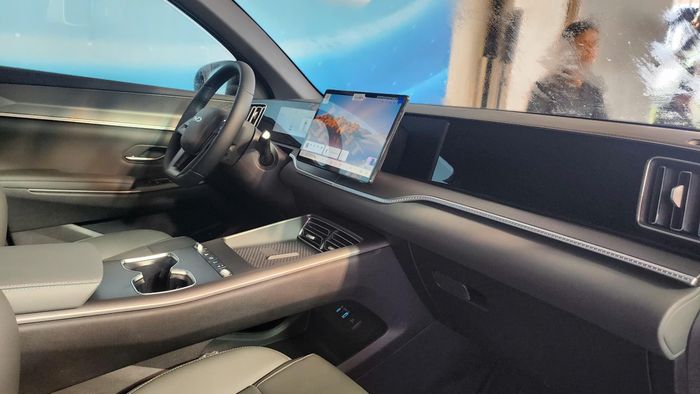Bước vào khoang nội thất, BYD sử dụng tông màu xám chủ đạo cho toàn bộ ghế ngồi, điểm nhấn trên các hàng ghế là đường chỉ xanh ở viền ghế tạo cảm giác chấm phá, nhẹ nhàng. Da ghế được giới thiệu là sử dụng chất liệu da tự nhiên nguồn gốc từ thực vật. Kính lái được trang bị 2 lớp cách âm được giới thiệu có tác dụng chống ồn, rung và xóc. Xe cũng được trang bị hệ thống lọc bụi mịn 2.5PM giúp không khí trong lành hơn. Màn hình trung tâm lớn, nếu phiên bản Essential có màn hình 10,1 inch thì trên bản Premium được trang bị màn hình lớn hơn, lên đến 12,8 inch. Cả 2 phiên bản đều sử dụng bảng đồng hồ kỹ thuật số 8,8 inch sau vô-lăng.