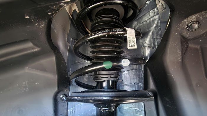 Sealion 5 PHEV sử dụng hệ thống treo trước MacPherson Strut, trong khi hệ thống treo đa điểm ở phía sau. Hệ thống phanh đĩa trước thông gió và phanh đĩa phía sau giúp lái xe an toàn hơn trên mọi cung đường.