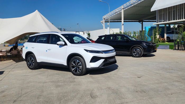 BYD Sealion 5 DM-i Super Hybrid sạc ngoài (PHEV) sử dụng hệ dẫn động kết hợp gồm động cơ xăng 1.5L với mô-tơ điện, tổng quãng đường di chuyển có thể đạt hơn 1.200km sau một lần sạc đầy pin và đổ đầy bình xăng ở phiên bản Premium và kém hơn 50km ở phiên bản Essential (1.150km) theo tiêu chuẩn NEDC. Tổng công suất đạt 214 mã lực, khả năng tăng tốc từ 0-100km chỉ mất 8,5 giây.