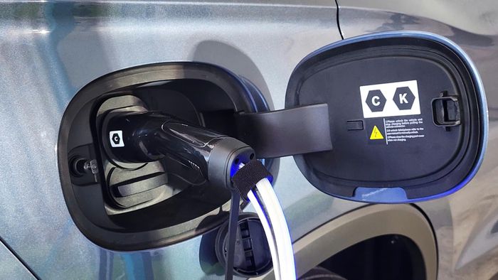 Xe được hỗ trợ sạc AC công suất 3,3 kW cho cả hai phiên bản nhưng chỉ hỗ trợ sạc nhanh DC 18 kW cho bản cao cấp Premium. Chức năng cấp điện cho thiết bị bên ngoài V2L có công suất tối đa 3,3 kW cũng được trang bị trên mẫu xe Sealion 5 PHEV.
