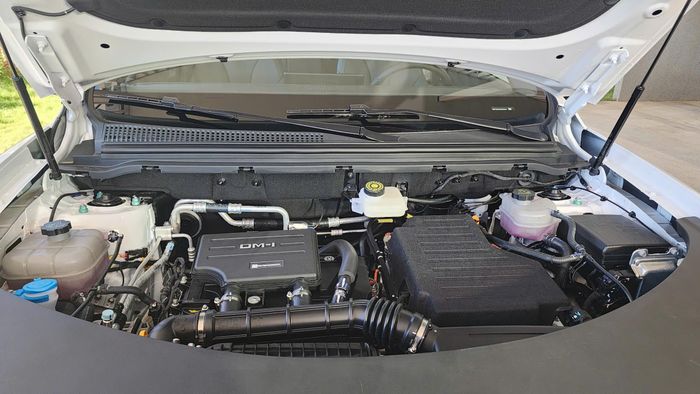 Chia sẻ tại lễ ra mắt, ông Võ Minh Lực, Giám đốc điều hành BYD Việt Nam cho biết, dù mẫu xe BYD Sealion 5 DM-i Super Hybrid sạc ngoài (PHEV) chưa được thử nghiệm tại Việt Nam nhưng kết quả thử nghiệm tại Thái Lan cho thấy mẫu xe này có thể đi được đến 1.800km cho một lần nạp đầy năng lượng và nhiên liệu. Điều này có nghĩa nếu khách hàng đi lại phục vụ công việc hàng ngày có thể chỉ cần đổ xăng 1 tháng một lần. Bên cạnh đó, mức tiêu thụ nhiên liệu được công bố là chỉ 0,8 lít/100km khi pin đầy và 3,7 lít/100km khi pin cạn theo chuẩn NEDC.