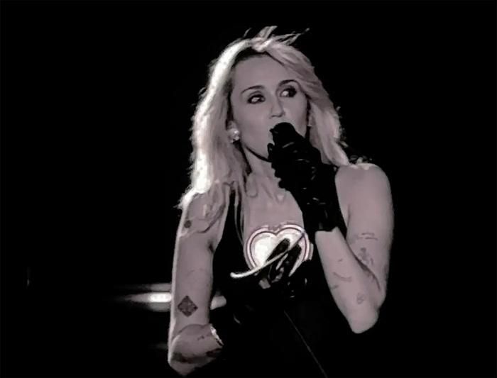 Miley Cyrus kể lại câu chuyện đầy xúc động liên quan đến Dolly Parton.