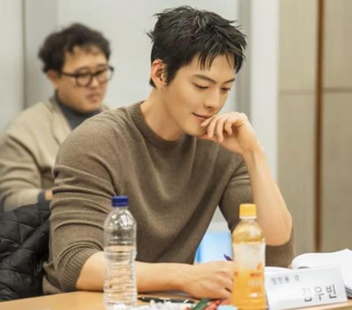 Hình ảnh Kim Woo Bin trong buổi đọc kịch bản. (Ảnh từ Chosun)