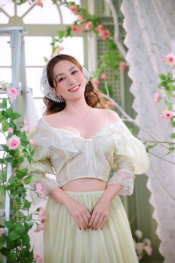 Khánh Thi khoe với chồng khi hóa thành nàng thờ nước Pháp và nhận về phản ứng khó ngờ.