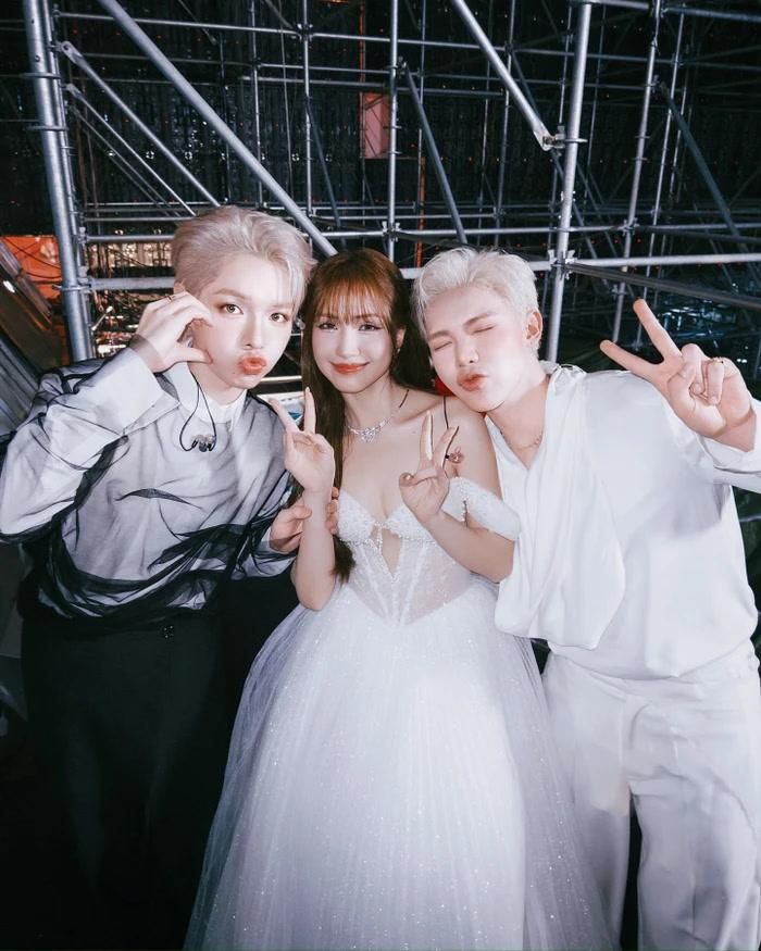 Tâm sự thật lòng của Hòa Minzy về Đức Phúc nhận sự quan tâm của khán giả. Nam ca sĩ kém Hòa Minzy 1 tuổi và xem nhau như chị em trong nhà. 
