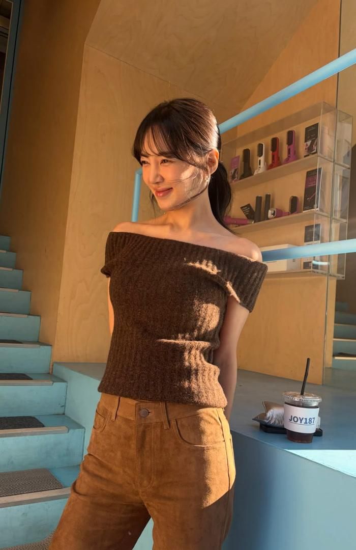 Hyoyeon lựa chọn trang phục mang tông nâu chủ đạo, phù hợp với không khí mùa thu. 