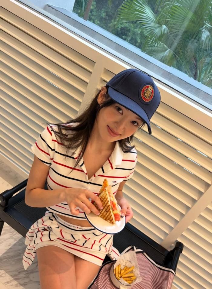 Hyoyeon vẫn duy trì sức hút riêng nhờ sự năng động trong hoạt động nghệ thuật và phong cách thời trang liên tục được làm mới.