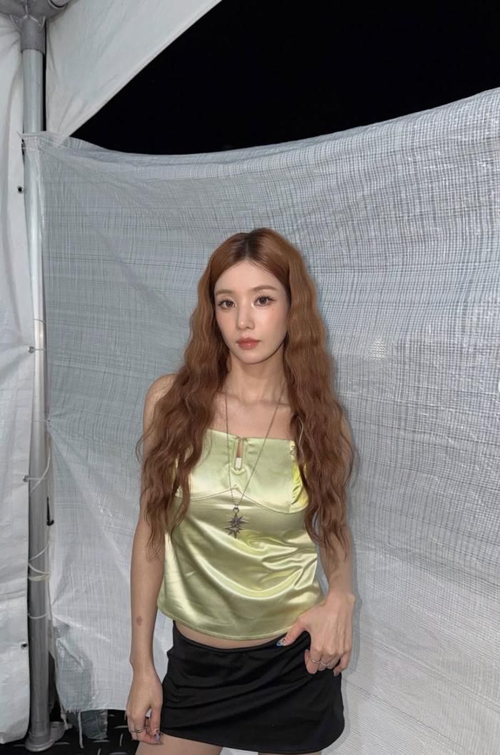 Kwon Eun Bi gây ấn tượng với vóc dáng cân đối và phong cách trẻ trung.