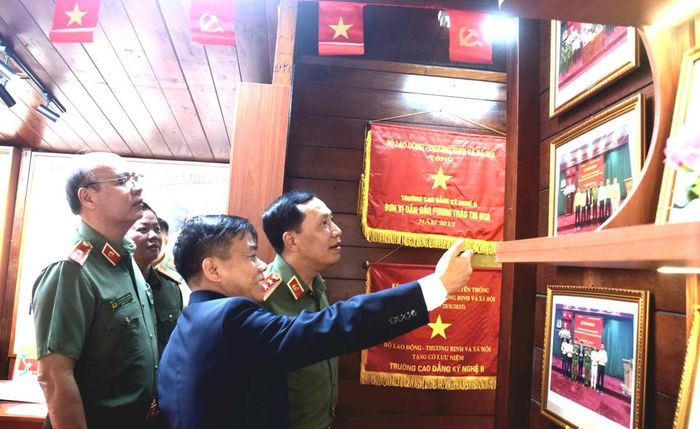 PGS.TS. Bùi Văn Hưng giới thiệu truyền thống Nhà trường đến lãnh đạo Bộ Công an nhân dịp Lễ khai giảng năm học 2026-2027