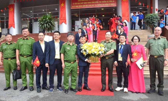 Thượng tướng Lê Văn Tuyến (thứ 4 từ phải sang) - Ủy viên BCH TW Đảng, Thứ trưởng Bộ Công an - tặng hoa chúc mừng PGS.TS. Bùi Văn Hưng tại Lễ khai giảng năm học 2026-2027