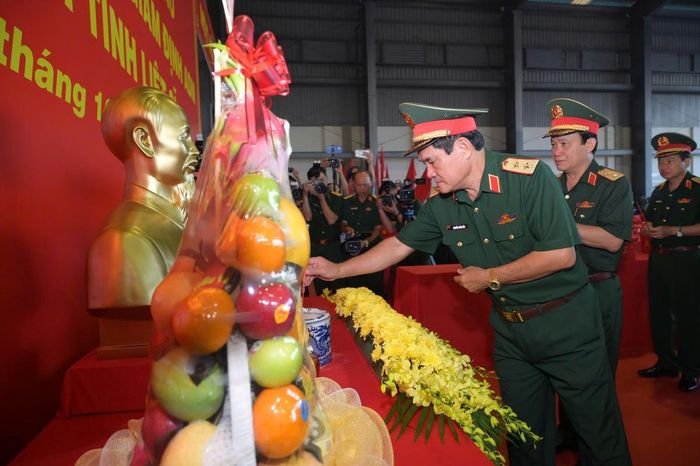 Các Thủ trưởng Quân khu 9 và các đơn vị, địa phương dâng hương.