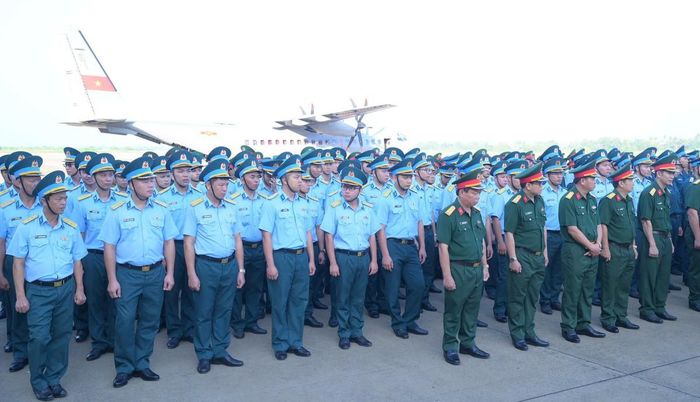 Lực lượng vũ trang Quân khu 9 và các đơn vị, địa phương dự Lễ dâng hoa, dâng hương.