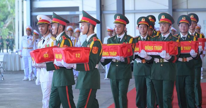 Trang nghiêm Lễ dâng hương, dâng hoa tổ chức vận chuyển, bàn giao mẫu hài cốt liệt sĩ.