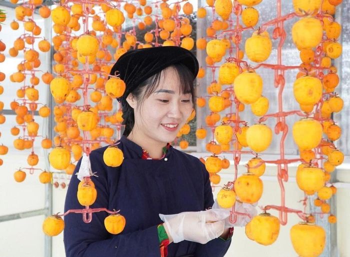 Chị Vương Thị Thương, Giám đốc Hợp tác xã Nông sản Toàn Thương (Lạng Sơn) chia sẻ cách nâng giá trị quả hồng Vành Khuyên quê nhà
