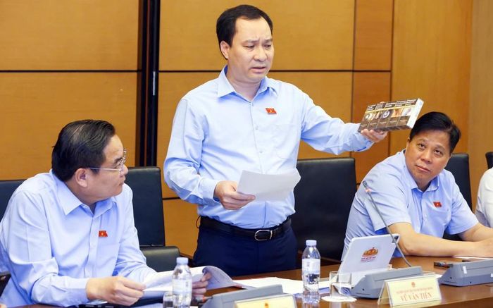 Đại biểu Vũ Văn Tiến (giữa) đề nghị nâng diện tích cảnh báo sức khỏe lên ít nhất 85%, tương đồng với thuốc lá tại Thái Lan và Singapore