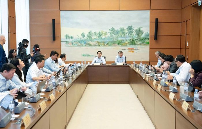 Thủ tướng nhấn mạnh, việc sửa đổi luật cần hướng đến mục tiêu cắt giảm các khâu trung gian, giúp người bệnh và bệnh viện tiếp cận thuốc, trang thiết bị y tế với mức giá hợp lý