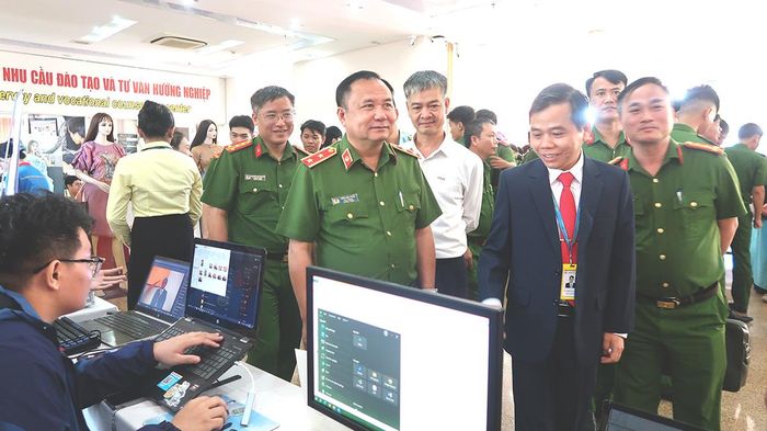 Lãnh đạo Cục C11 cùng các đại biểu tham quan các gian hàng giới thiệu tại Trường Cao đẳng Kỹ Nghệ II.