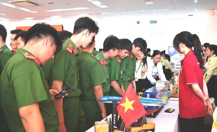Các chiến sĩ tham quan gian hàng của trường Trường Cao đẳng Kỹ nghệ II.