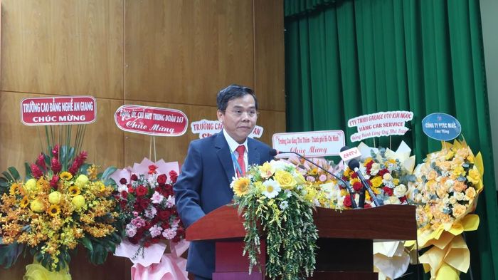 PGS.TS Bùi Văn Hưng, Hiệu trưởng Trường Cao đẳng Kỹ nghệ II phát biêu tại lễ khai giảng.