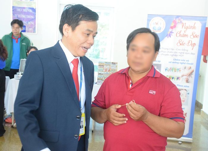 PGS.TS Bùi Văn Hưng, Hiệu trưởng Trường Cao đẳng Kỹ nghệ II (bên trái) trao đổi cùng anh H.V.G, học viên của  khóa đào tạo nghề đầu tiên cho nhóm đối tượng đặc thù. Ảnh: Trọng Tri.