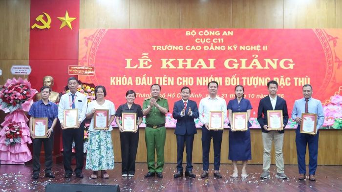 BTC trao thư cảm ơn cho các doanh nghiệp, công ty đồng hành cùng dự án.