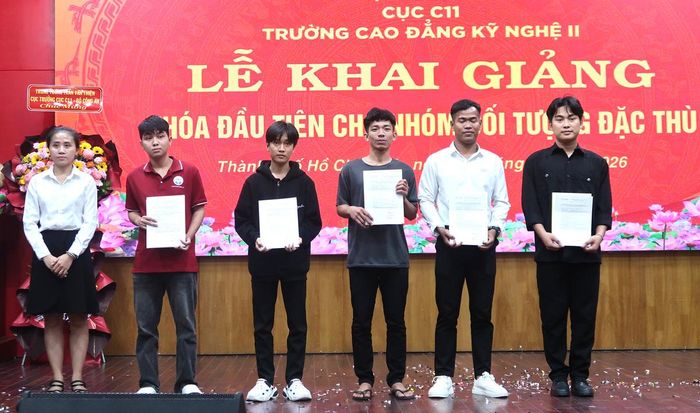 Các công ty, doanh nghiệp trao quyết định tiếp nhận học viên thuộc nhóm đối tượng đặc thù vào làm việc sau khi hoàn thành khóa học. 