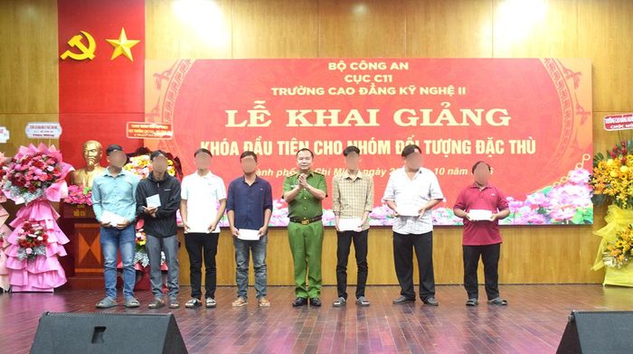Trung tướng Trần Văn Thiện, Cục trưởng Cục Cảnh sát quản lý tạm giữ, tạm giam và thi hành án hình sự tại cộng đồng (thứ 4, bên phải sang) trao quà động viên cho các học viên tại lễ khai giảng.