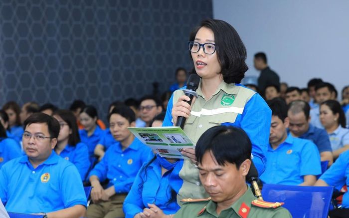 Chị Nguyễn Thu Thủy, nhân viên Công ty cổ phần Môi trường đô thị Gia Lâm nêu kiến nghị tại hội nghị.
