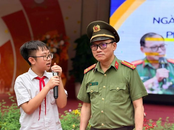 TS. Đào Trung Hiếu (bên phải) trong một buổi phổ biến kiến thức pháp luật tới học sinh.
