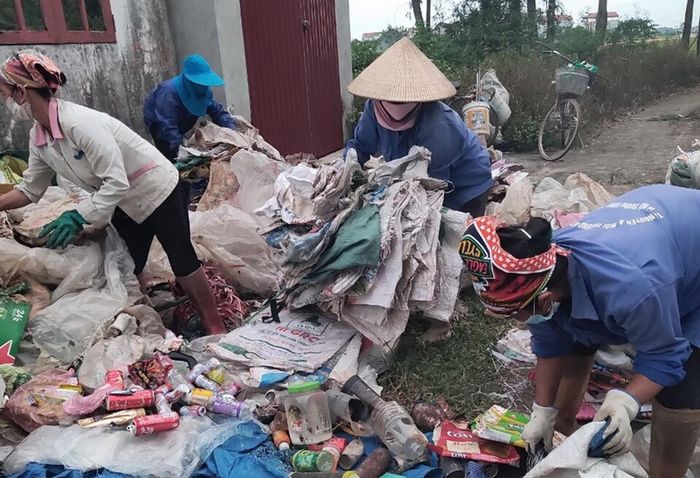 Thống kê chỉ ra hơn 80% công việc bếp núc, nội trợ trong gia đình do phụ nữ đảm nhận, đồng nghĩa với việc nghĩa vụ phân loại rác tại nguồn đang đặt chủ yếu lên vai người phụ nữ.