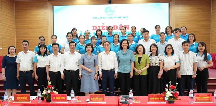 Các đại biểu tham dự diễn đàn chụp ảnh lưu niệm