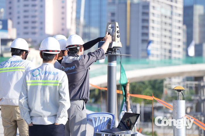 Đội ngũ kỹ sư, công nhân căng mình làm việc xuyên đêm, khẩn trương triển khai các công đoạn căn chỉnh, lắp đặt và kiểm tra kết cấu, bảo đảm nhịp chính cầu đi bộ qua sông Sài Gòn được hợp long an toàn, đúng tiến độ.
