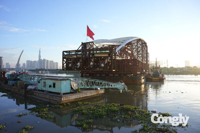 Cầu đi bộ qua sông Sài Gòn có chiều dài khoảng 720m, kết nối công viên Bến Bạch Đằng với công viên bờ sông Thủ Thiêm. Khi hoàn thành, công trình được kỳ vọng mở rộng không gian đi bộ, tham quan, ngắm cảnh ven sông, đồng thời tạo thêm điểm nhấn kiến trúc cho TP.HCM.