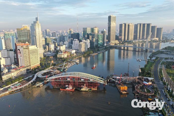 Ông Trần Văn Thi - Giám đốc Ban Quản lý dự án Mỹ Thuận thuộc Bộ Xây dựng, đơn vị tư vấn quản lý dự án, cho biết, việc hợp long kết cấu vòm thép có tổng trọng lượng khoảng 3.400 tấn trên sông Sài Gòn là nhiệm vụ phức tạp, đòi hỏi sự phối hợp chặt chẽ giữa các đơn vị liên quan. Quá trình triển khai cũng cho thấy năng lực của đội ngũ tư vấn, thiết kế và thi công trong nước.