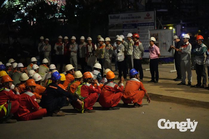 Gần 300 cán bộ, kỹ sư thuộc các đơn vị thi công, tư vấn thiết kế và tư vấn giám sát có mặt tại công trường từ sáng sớm, phối hợp kiểm tra, điều chỉnh vị trí kết cấu trước khi kết nối.