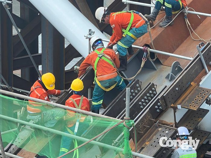 Việc hợp long thành công là cột mốc đáng mừng sau quá trình thi công với nhiều yêu cầu kỹ thuật phức tạp.