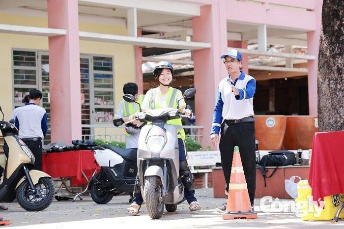Hướng dẫn học sinh thực hành kỹ năng lái xe an toàn.
